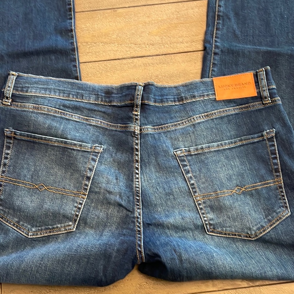 A pair of lucky jeans 40 x 30